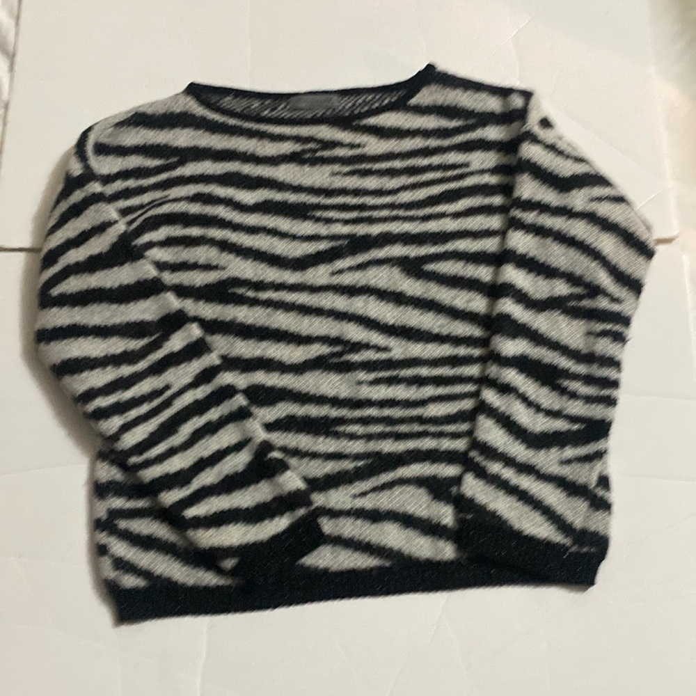 Absolutely gorgeous Elsamanda made in Italy zebra striped sweater